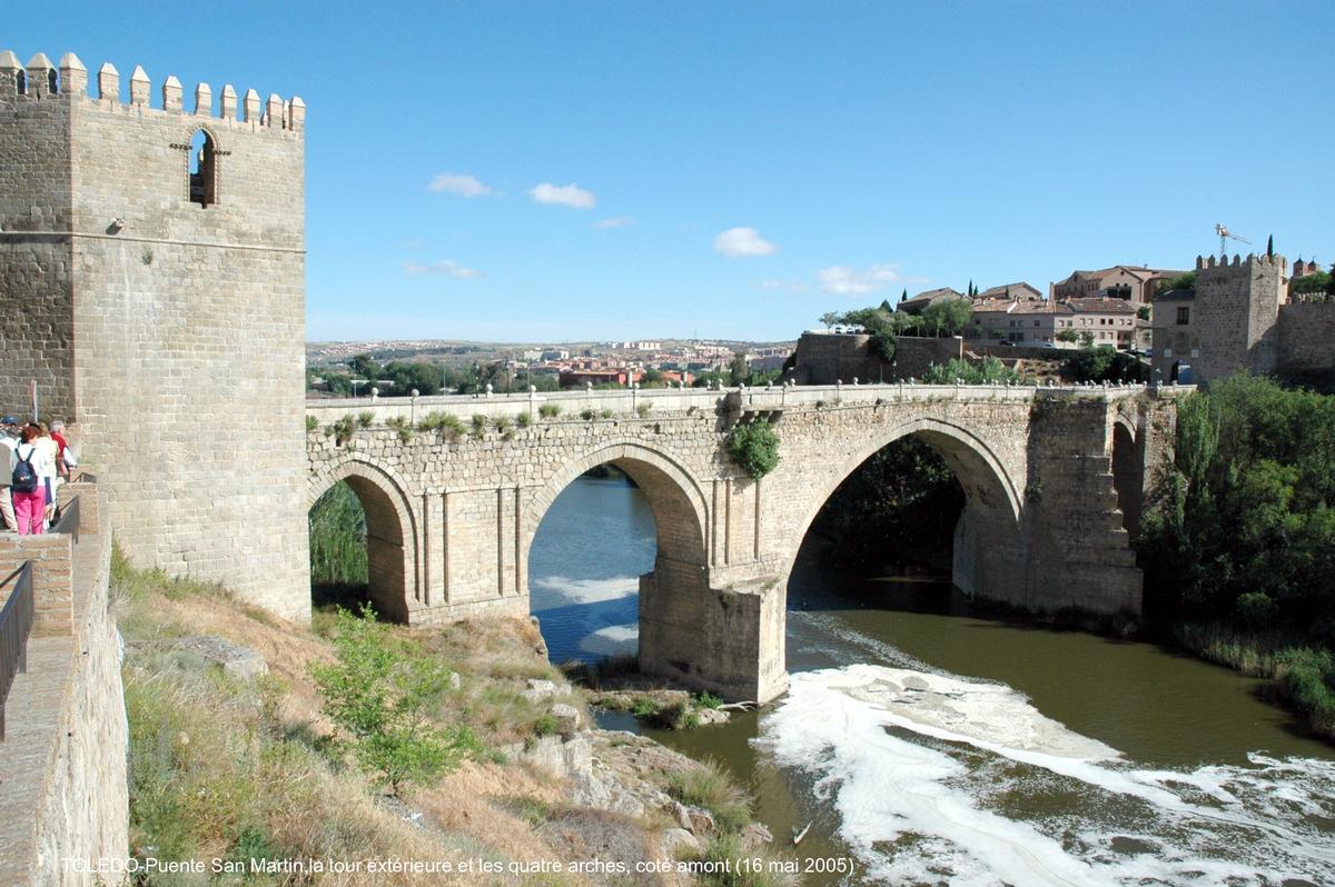Fiche média no. 42717 TOLEDO (Castilla-La Mancha) – Puente San Martin, construit au XIVe siècle, il franchit le rio Tajo à l'Ouest de la vieille ville. Aujourd'hui réservé aux piétons, il est situé en amont immédiat du Puente de la Cava