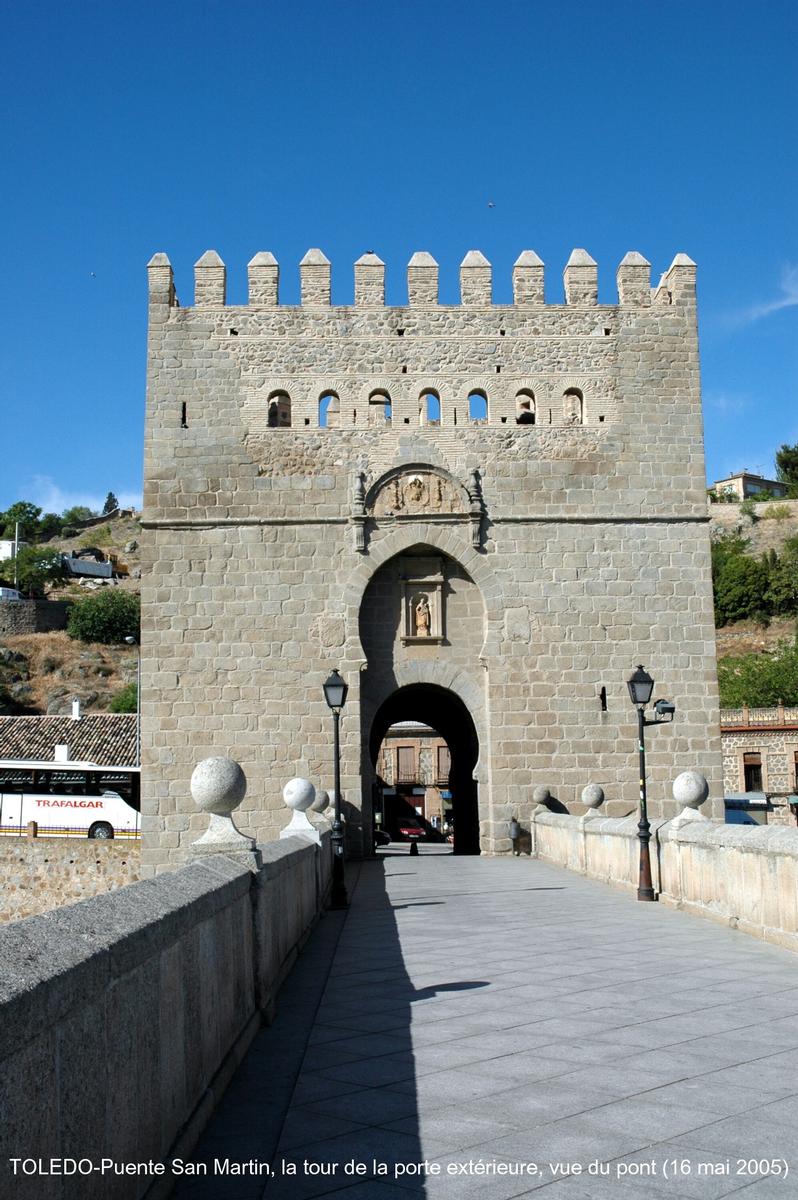 Fiche média no. 42719 TOLEDO (Castilla-La Mancha) – Puente San Martin, construit au XIVe siècle, il franchit le rio Tajo à l'Ouest de la vieille ville. Aujourd'hui réservé aux piétons, il est situé en amont immédiat du Puente de la Cava