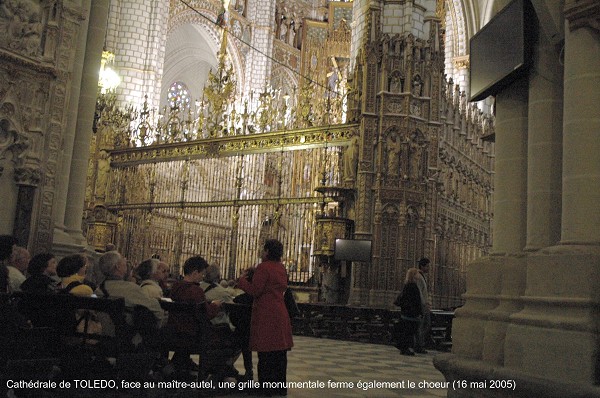 Fiche média no. 42819 TOLEDO (Castilla-La Mancha) – Cathédrale primatiale (XIIIe au XVe siècle), la nef inspirée du gothique français présente une particularité, commune à toutes les cathédrales gothiques espagnoles, le choeur est au centre de la nef, choeur et maître-autel sont séparés par des rangées de sièges