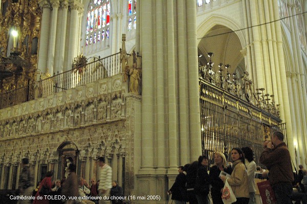 Fiche média no. 42820 TOLEDO (Castilla-La Mancha) – Cathédrale primatiale (XIIIe au XVe siècle), la nef inspirée du gothique français présente une particularité, commune à toutes les cathédrales gothiques espagnoles, le choeur est au centre de la nef, choeur et maître-autel sont séparés par des rangées de sièges