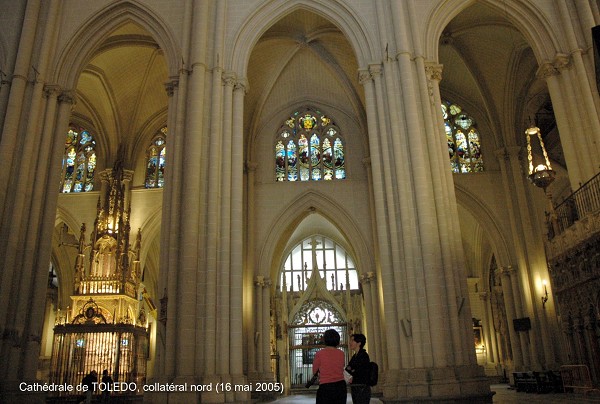 Fiche média no. 42822 TOLEDO (Castilla-La Mancha) – Cathédrale primatiale (XIIIe au XVe siècle), la nef inspirée du gothique français présente une particularité, commune à toutes les cathédrales gothiques espagnoles, le choeur est au centre de la nef, choeur et maître-autel sont séparés par des rangées de sièges