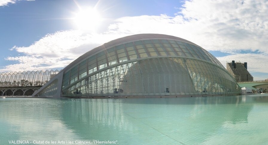 Fiche média no. 51317 VALENCE (Valence) – « L'Hemisferic » sur le site de la « Ciutat de les Arts i les Ciènces », renferme une géode avec planétarium, cinéma IMAX