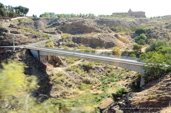 TOLEDO (Castilla-La Mancha) – Pont sur la route panoramique, rive gauche du Tage, au sud-est de la vieille-ville 
