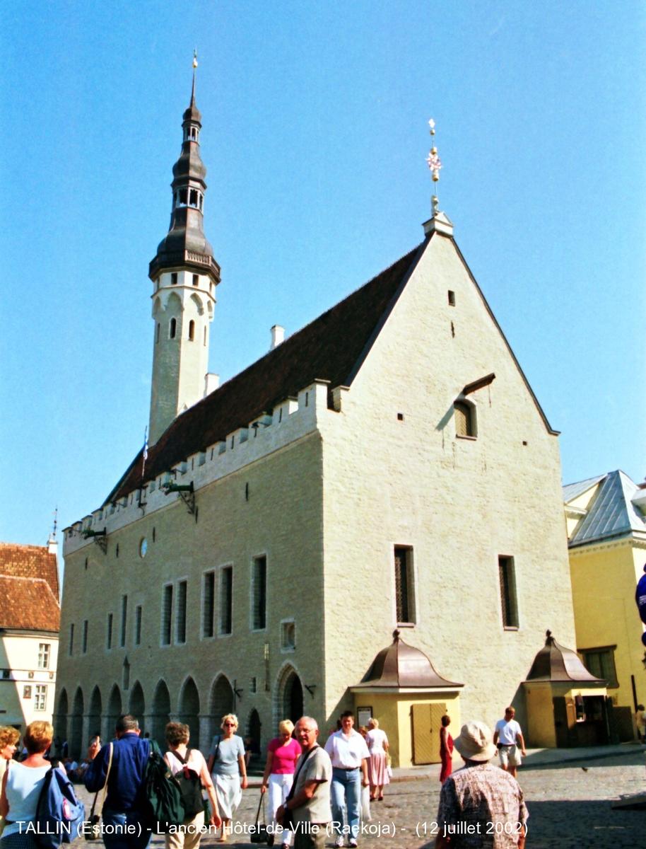 Fiche média no. 45663 TALLIN (Estonie) – La Place de l'Hôtel-de-Ville est dominée par le beffroi baroque de l'ancien Hôtel-de-Ville (RAEKOJA) construit au XIVe et XVe dans le style gothique