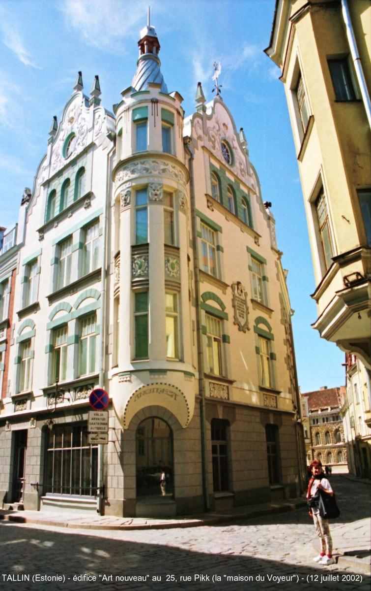 TALLIN (Estonie) – Au 25, rue Pikk, se dresse l'édifice « Art nouveau », surnommé « la maison du Voyeur » 