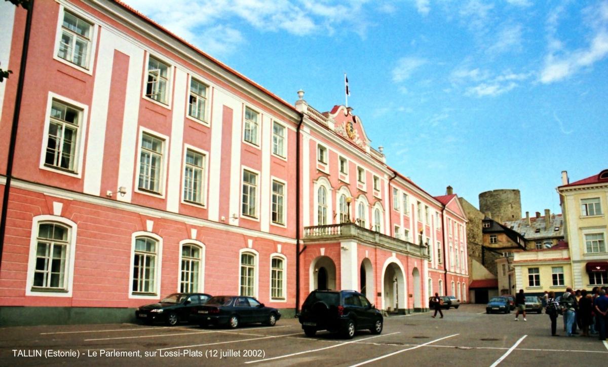 TALLIN (Estonie) – la façade rose du Parlement (1870), fait face à la Cathédrale A.Nevski 