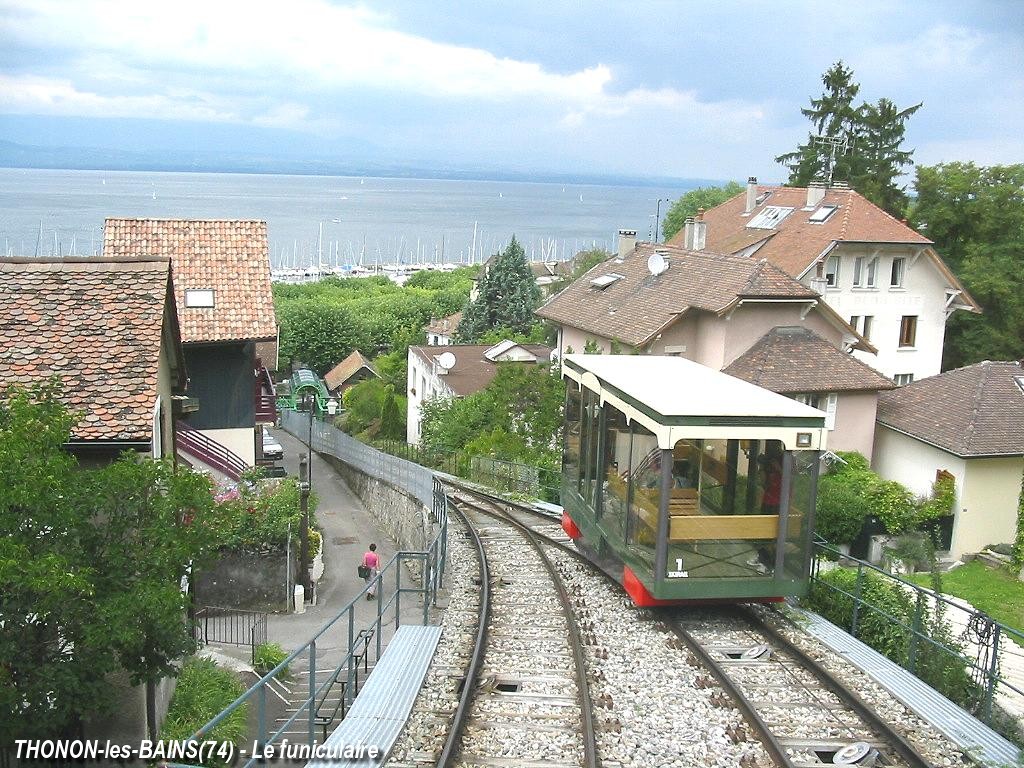 Fiche média no. 88023 THONON-les-BAINS (74,Haute-Savoie) - Le funiculaire, long de 230m, relie le centre-ville aux rives du Lac Léman. Construit en 1888, il a été automatisé en 1989