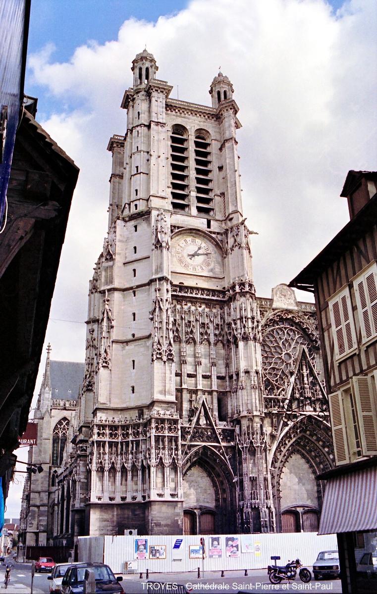 TROYES (10,Aube) – Cathédrale Saint-Pierre et Saint-Paul, le clocher de la façade ouest 