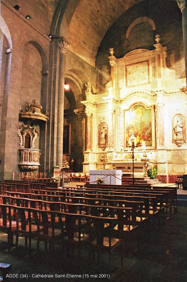 AGDE (34, Hérault) – Cathédrale Saint-Etienne, maître-autel en marbre polychrome 