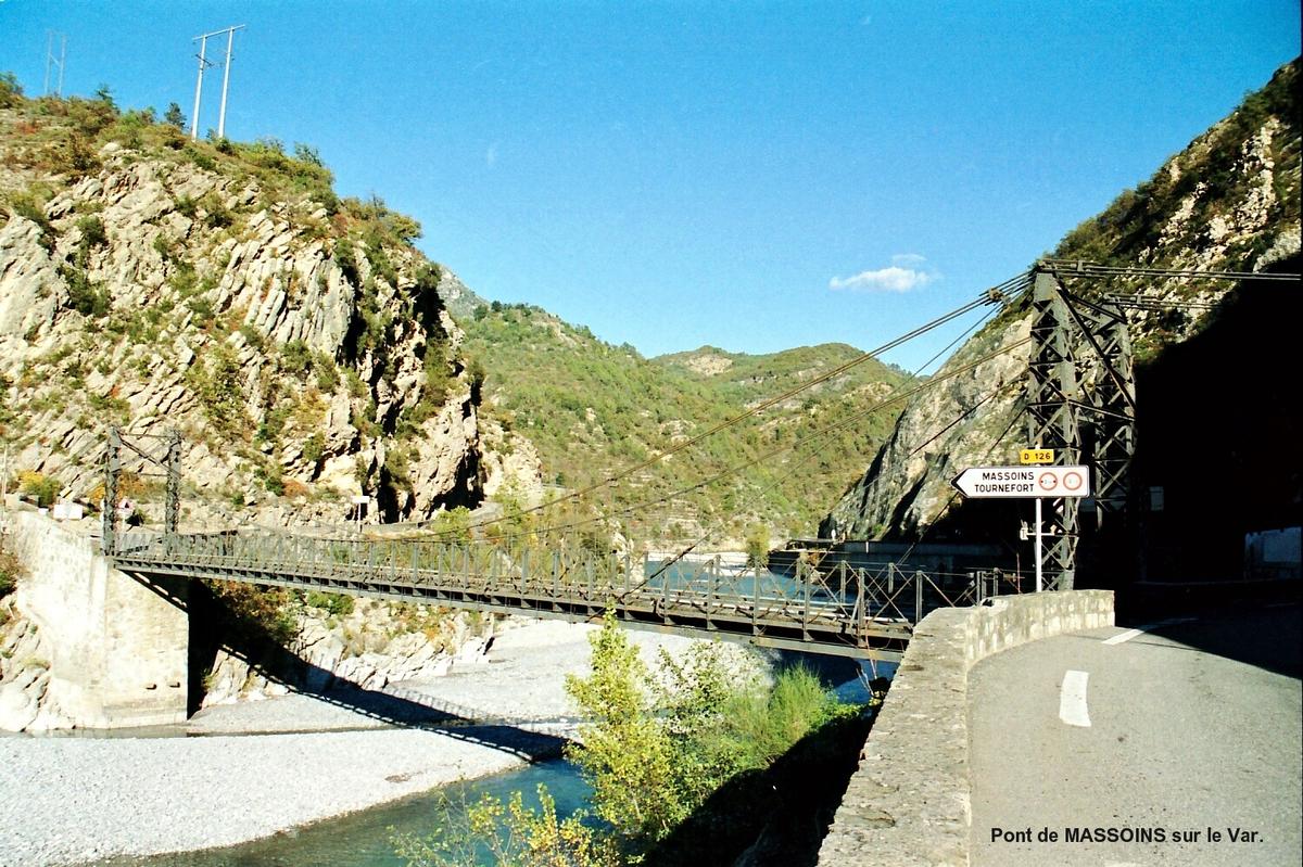 Pont de MASSOINS (06710,Alpes-Maritimes) – Ce rustique pont suspendu sur le fleuve Var supporte la RD 126, avec une charge limitée à 3 T 