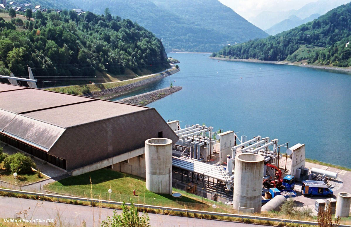 Fiche média no. 62388 Aménagement hydroélectrique de la Vallée d'Olle (rivière Eau d'Olle), (38, Isère) – Lac de retenue du barrage du Verney, au premier-plan la centrale de Grand'Maison (puissance installée: 1800 MW)