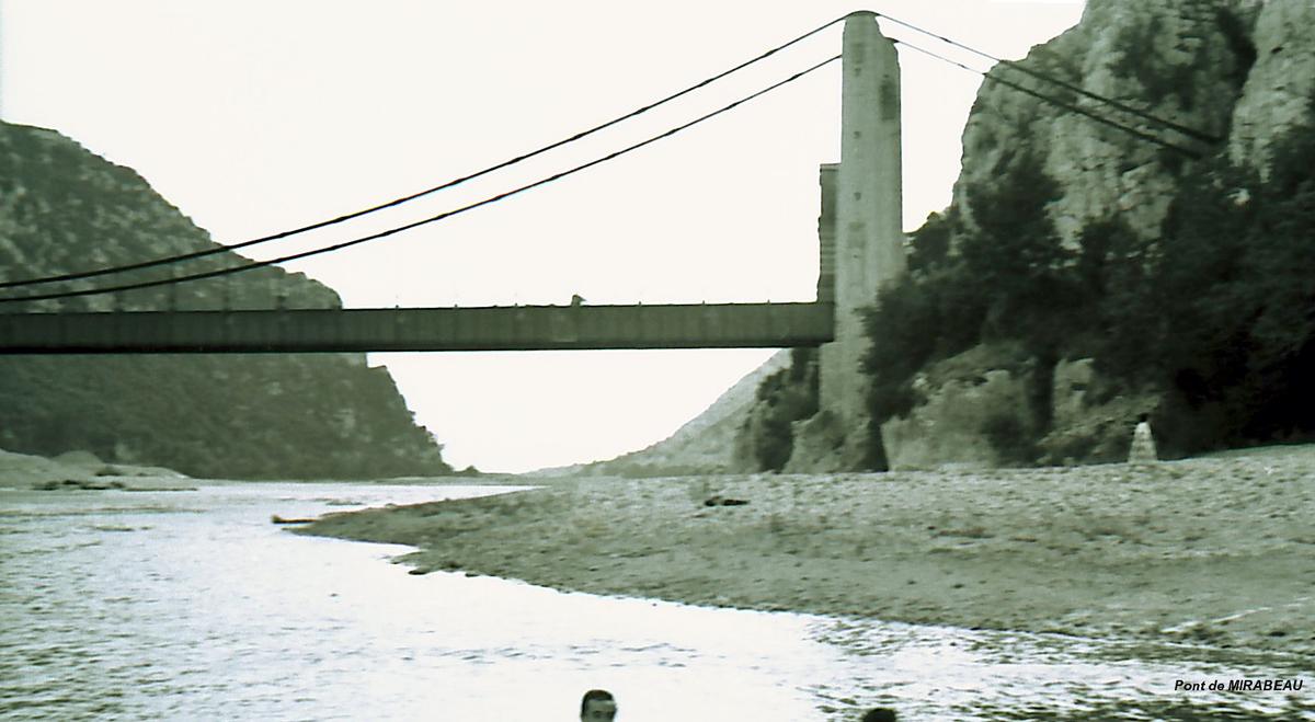 Défilé de MIRABEAU (départements 13 et 84) – Pont suspendu de 1935 sur la Durance 