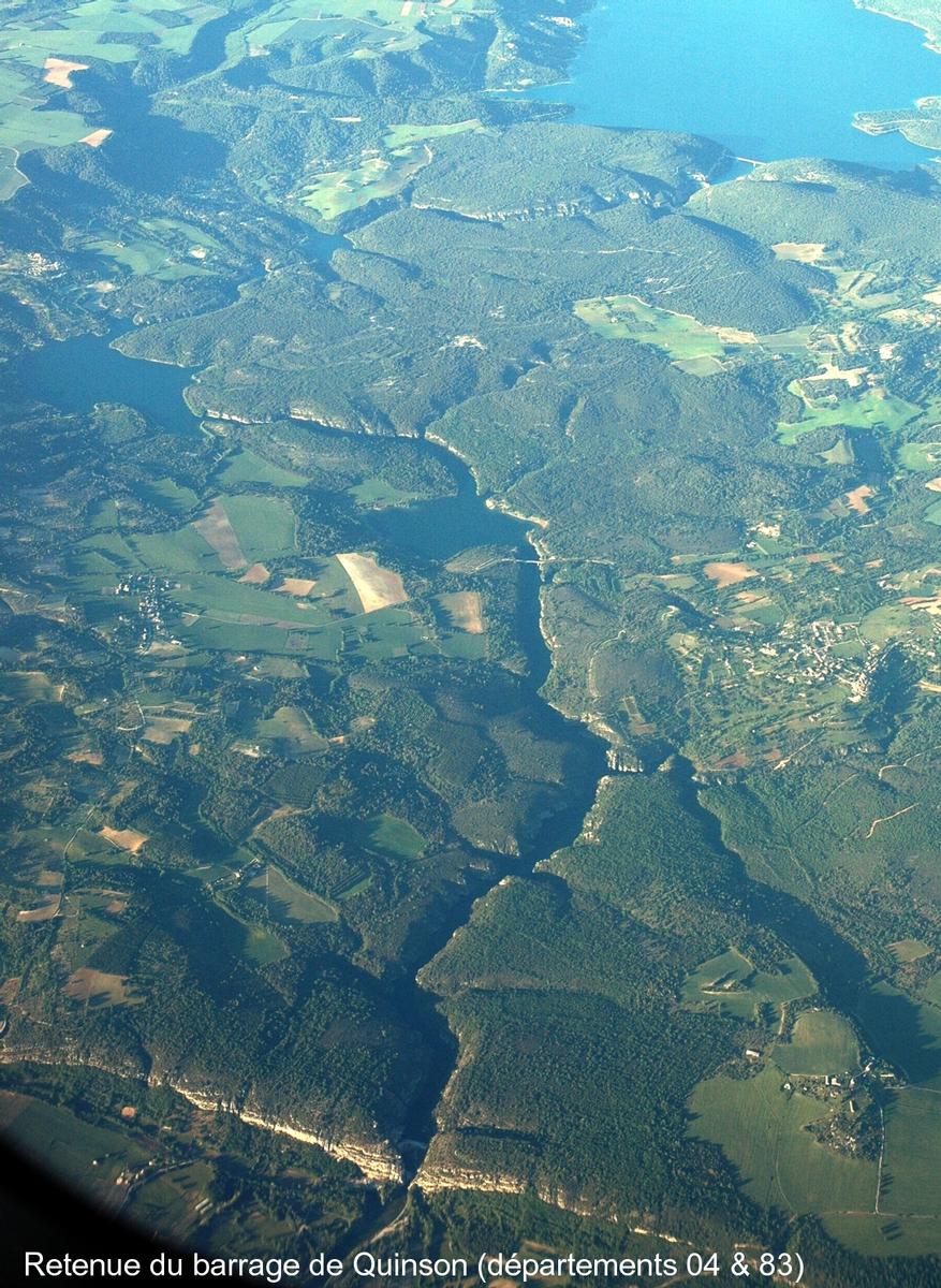 Fiche média no. 49549 Lac de retenue du barrage de Quinson (départements 04 & 83), 18,6 millions de m3, en aval immédiat de la retenue de Sainte-Croix. Le barrage est visible dans la falaise, en bas de la photo