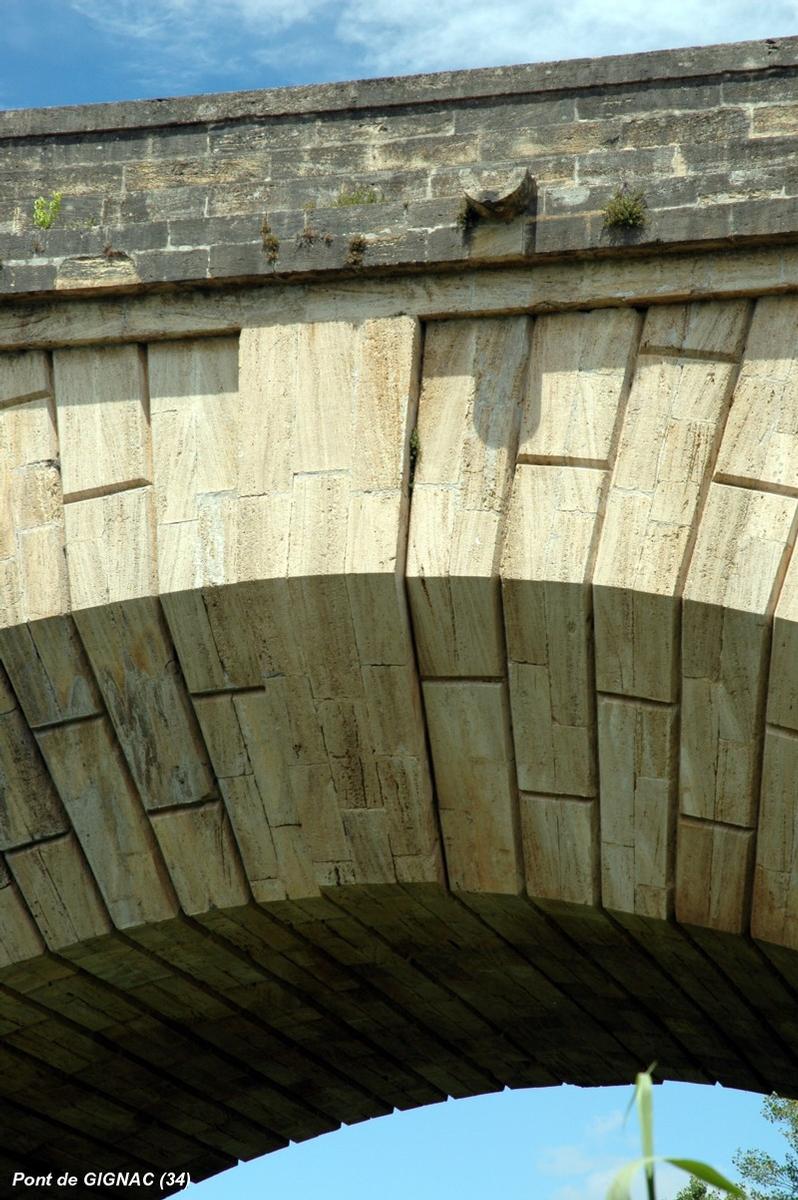 GIGNAC (34, Hérault) – Le pont de la RN 109 sur l'Hérault 