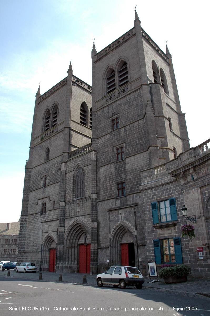 Fiche média no. 43067 Saint-FLOUR (15) – Cathédrale Saint-Pierre, cette église a été bâtie aux 14e et 15e siècles dans le style gothique, un style inhabituel dans la région