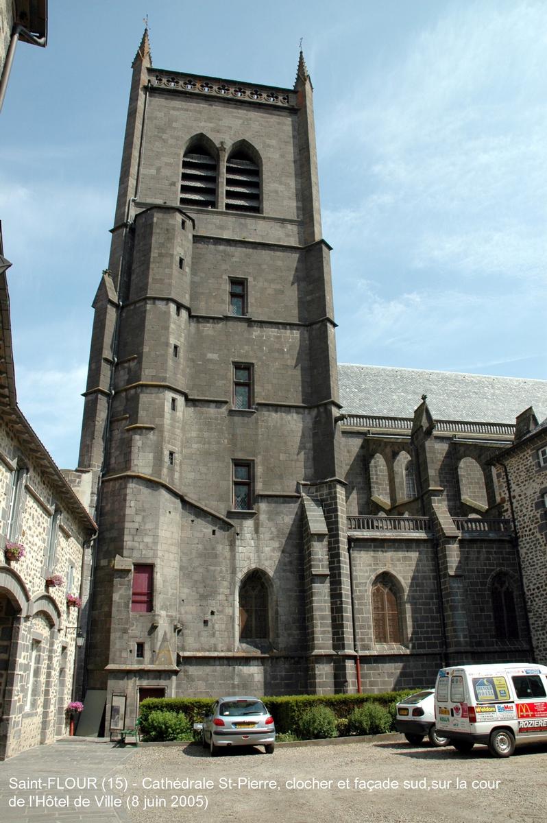 Fiche média no. 43068 Saint-FLOUR (15) – Cathédrale Saint-Pierre, cette église a été bâtie aux 14e et 15e siècles dans le style gothique, un style inhabituel dans la région