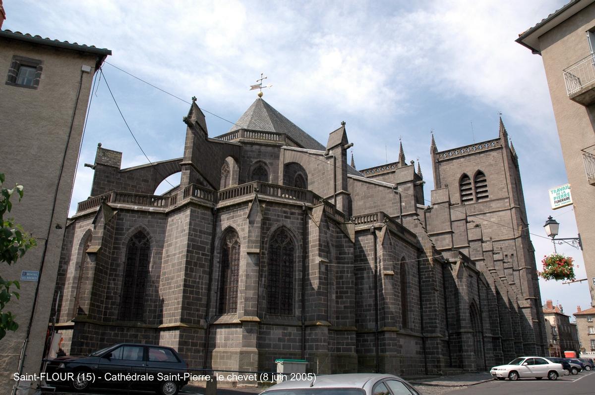 Fiche média no. 43070 Saint-FLOUR (15) – Cathédrale Saint-Pierre, cette église a été bâtie aux 14e et 15e siècles dans le style gothique, un style inhabituel dans la région