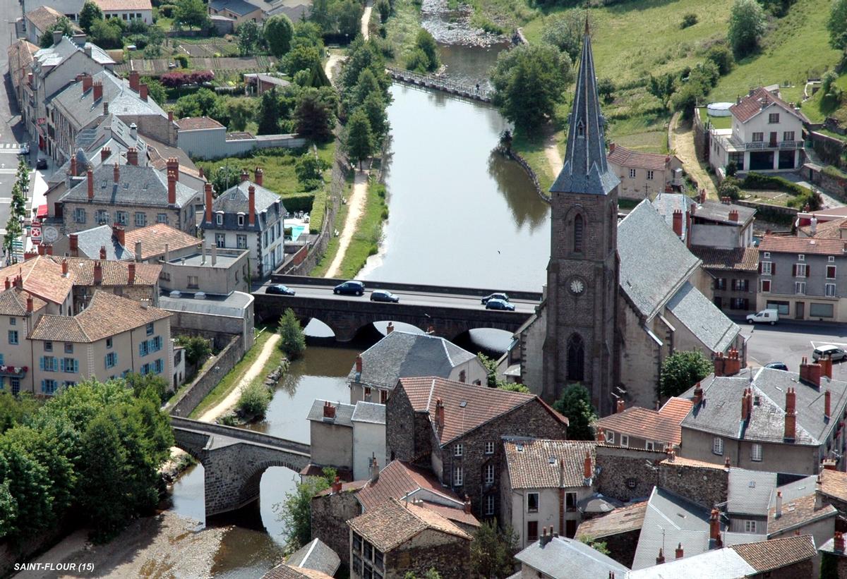 SAINT-FLOUR (15, Cantal) – La Ville-Basse, les ponts sur L'Ander: le Pont-Vieux et le pont du 11 Novembre, l'église Sainte-Christine 