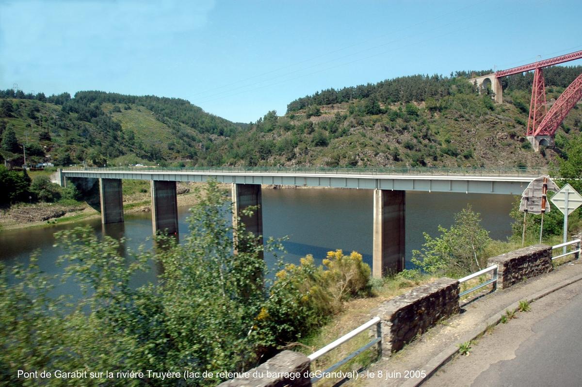 Fiche média no. 43073 Pont de GARABIT (15) – en aval du viaduc ferroviaire, la route départementale 909 (ex RN 9) franchit sur ce pont, long de 165 m, la retenue du barrage de Grandval, sur la Truyère
