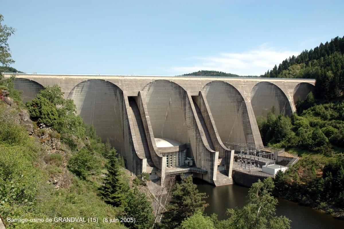 Barrage de GRANDVAL (15) – l'usine intégrée, au pied du barrage, comporte deux groupes de 35 MW de puissance 