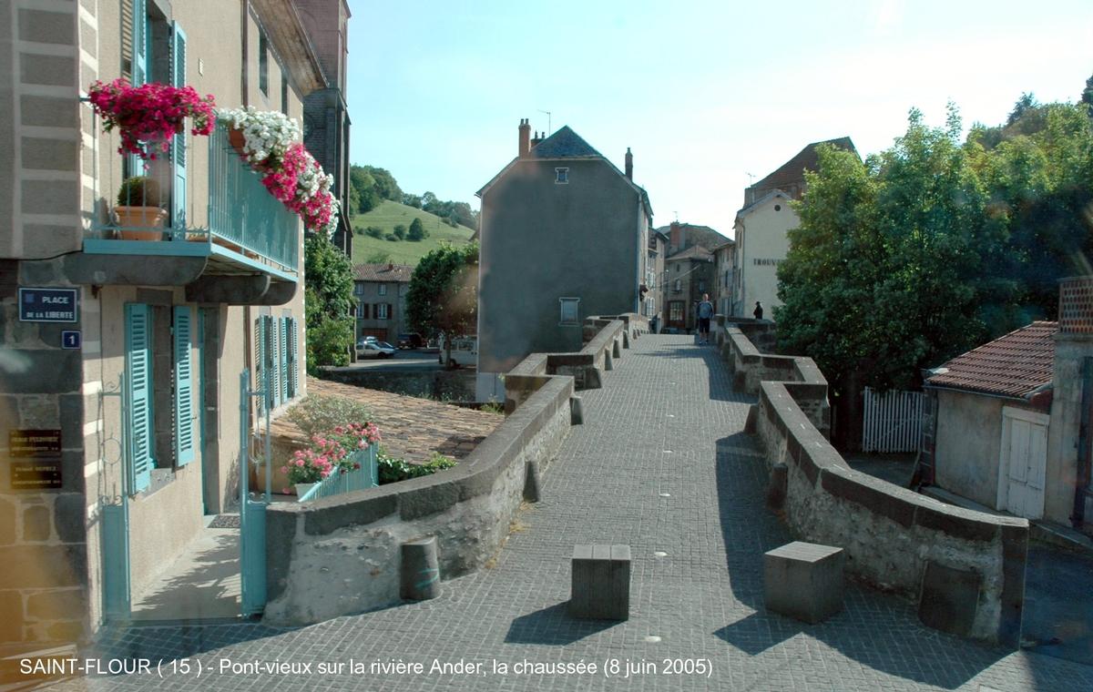 Saint-FLOUR (15) – la rue du Pont-vieux franchit l'Ander sur le pont du même nom, situé dans la « ville d'en-bas » 
