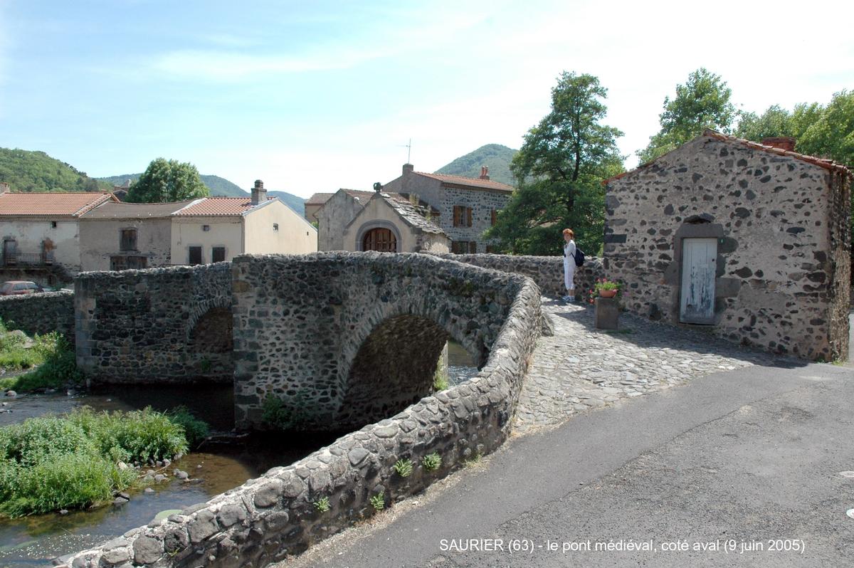 Fiche média no. 42880 SAURIER (63) – ce pont médiéval sur la Couze-de-Pavin, comporte, sur l'une des deux piles, une pittoresque chapelle dédiée à Notre-Dame du Pont