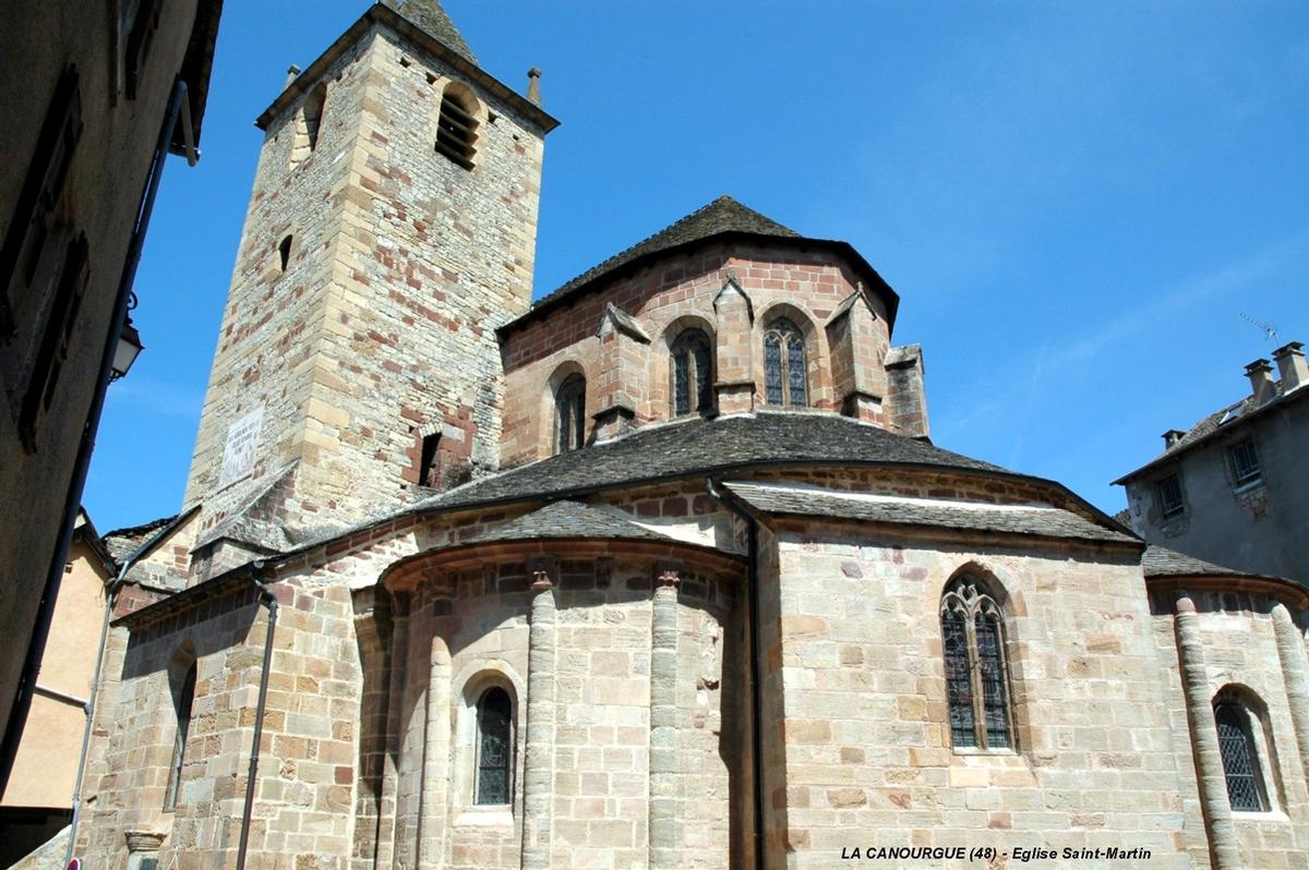 Fiche média no. 58852 LA CANOURGUE (48, Lozere) – Eglise Saint-Martin, le chevet comporte 7 chapelles rayonnantes. Les 4 chapelles « plates », ajoutées au 15e, encadrent les belles absidioles romanes d'origine