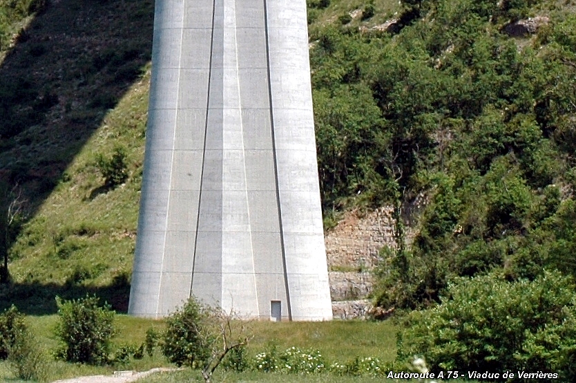 VERRIERES (12, Aveyron) – Viaduc de l'A 75, base du pylone P2 avec porte d'accés à l'intérieur 