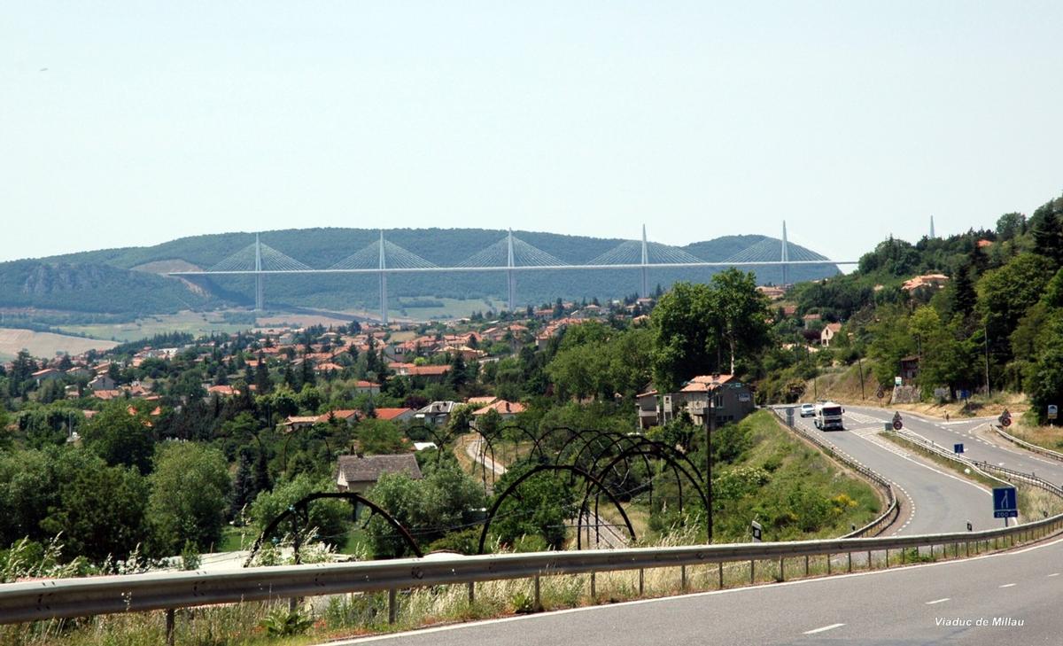 Fiche média no. 57754 MILLAU (12, Aveyron) – Viaduc de l'A 75, vu de la RN 9 (au premier-plan la voie ferroviaire Béziers-Neussargues électrifiée au début du XXe)