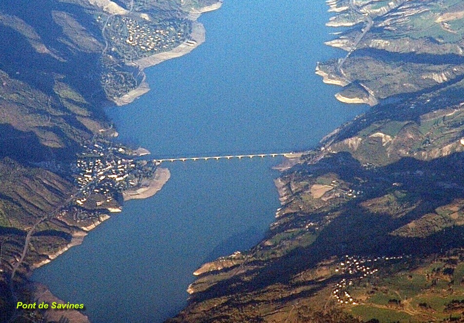 Le lac de Serre-Ponçon et le pont de Savines 