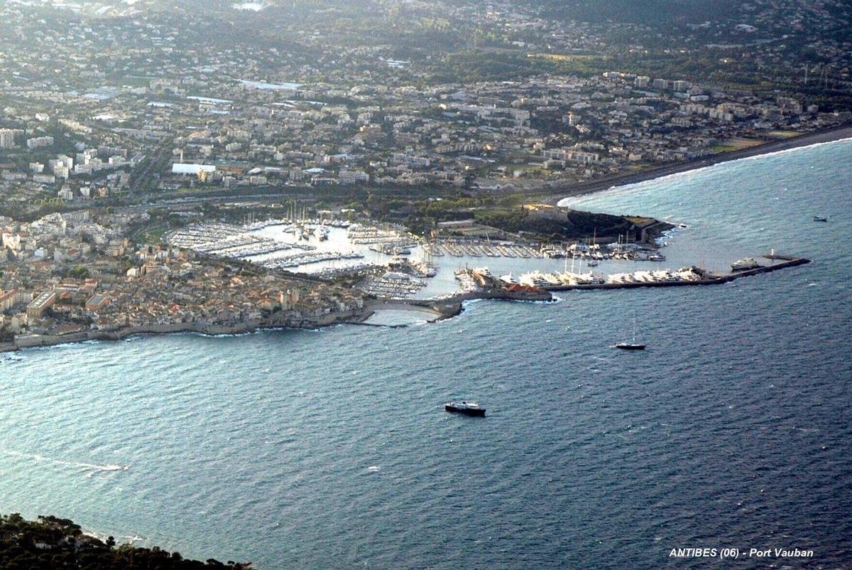 ANTIBES (06600, Alpes-Maritimes) – Port Vauban, premier port de plaisance d'Europe par le tonnage, 1700 places 