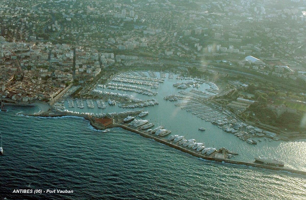ANTIBES (06600, Alpes-Maritimes) – Port Vauban, premier port de plaisance d'Europe par le tonnage, 1700 places 