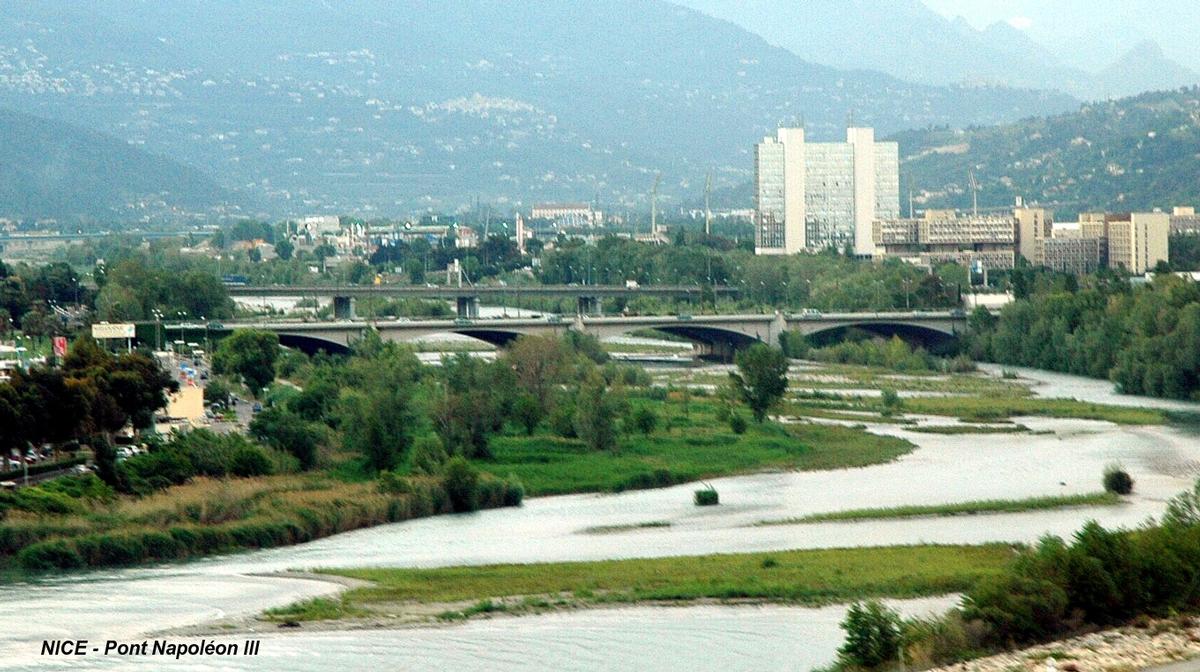 Fiche média no. 79568 NICE et SAINT-LAURENT-du-VAR (06,Alpes-Maritimes) - Les « ponts du Var », au premier-plan le pont Napoléon III (supporte la RD 6098), cachés par ce pont: ceux plus anciens de la RD 6007 (ex RN 7) et celui de la ligne ferroviaire. En arrière-plan: le pont de l'autoroute A 8