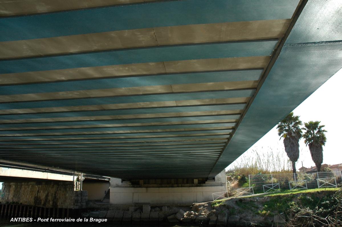 Fiche média no. 56965 ANTIBES (06, Alpes-Maritimes) – Pont ferroviaire sur la rivière Brague. Ce pont récent a considérablement réduit les nuisances sonores au passage des trains
