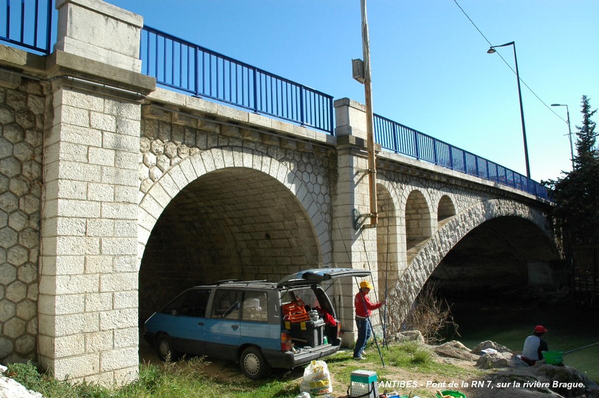 ANTIBES (06, Alpes-Maritimes) – Pont de la RN 7 sur la rivière Brague, amont 