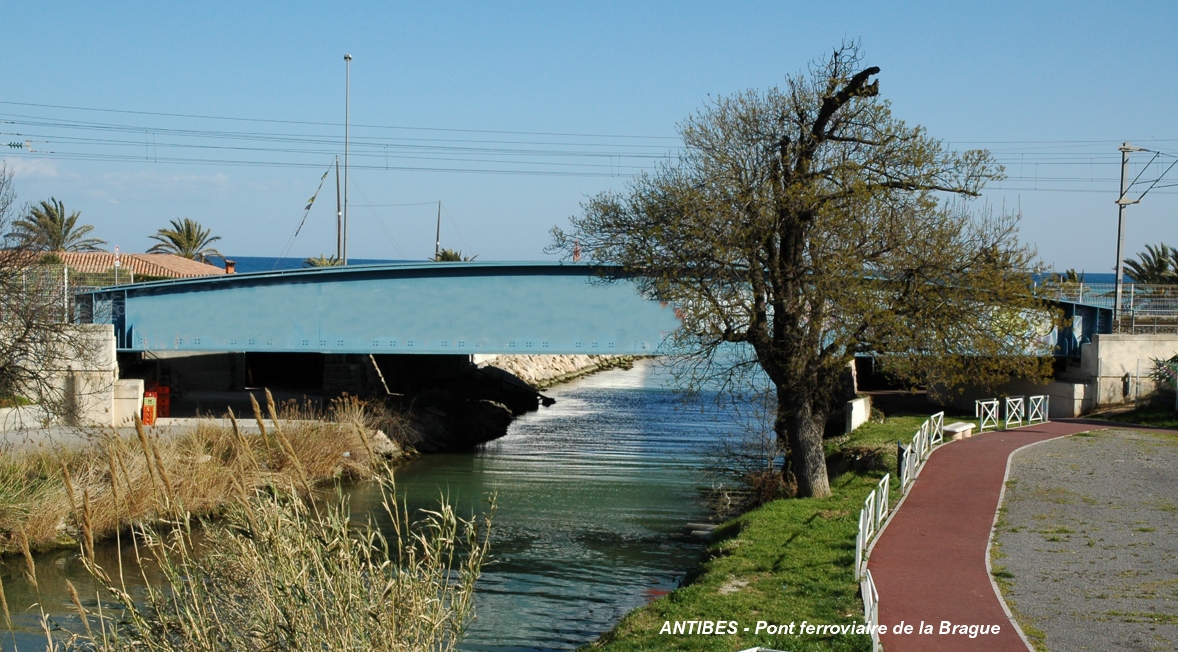 Fiche média no. 56969 ANTIBES (06, Alpes-Maritimes) – Pont ferroviaire sur la rivière Brague. Ce pont récent a considérablement réduit les nuisances sonores au passage des trains