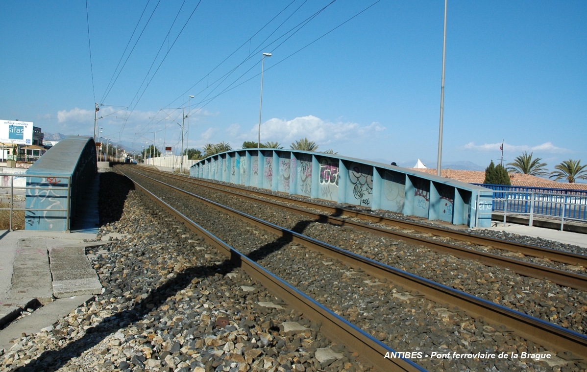Fiche média no. 56971 ANTIBES (06, Alpes-Maritimes) – Pont ferroviaire sur la rivière Brague. Ce pont récent a considérablement réduit les nuisances sonores au passage des trains