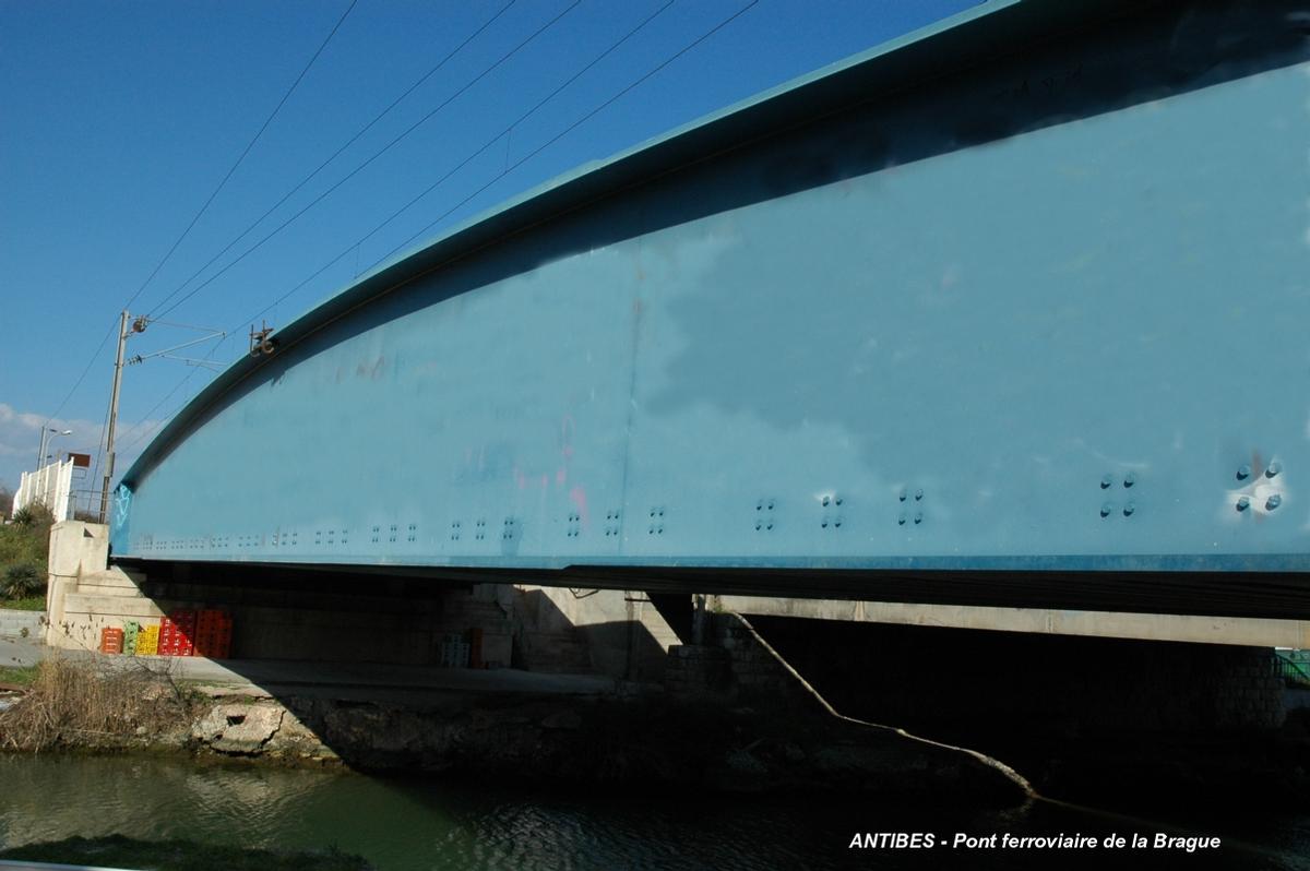 Fiche média no. 56972 ANTIBES (06, Alpes-Maritimes) – Pont ferroviaire sur la rivière Brague. Ce pont récent a considérablement réduit les nuisances sonores au passage des trains