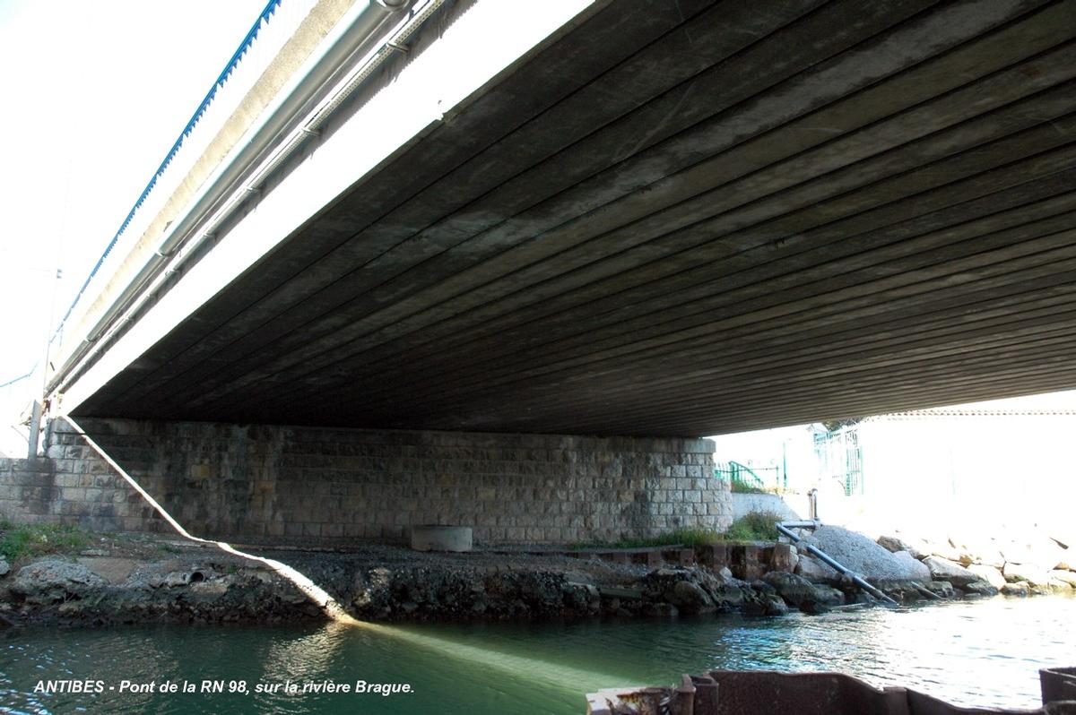 ANTIBES (06, Alpes-Maritimes) – Pont de la RN 98 sur la rivière Brague 