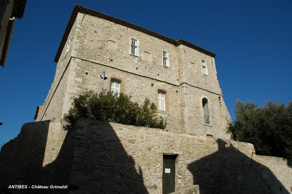 ANTIBES (06, Alpes-Maritimes) – Château Grimaldi-Musée Picasso, façade sur la Place du Barri 