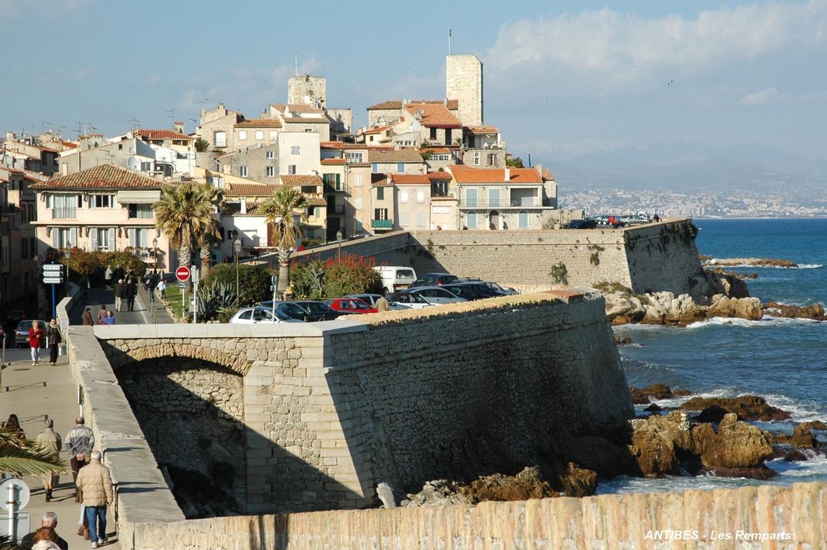 Festungsmauern an der Seefront in Antibes 