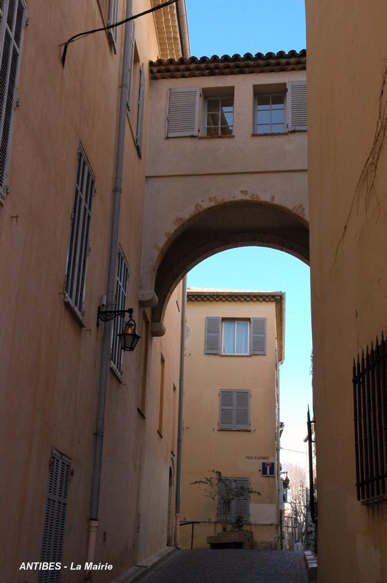 ANTIBES (06, Alpes-Maritimes) – Hôtel-deVille, passerelle sur la Rue de l'Horloge vers bâtiment annexe 