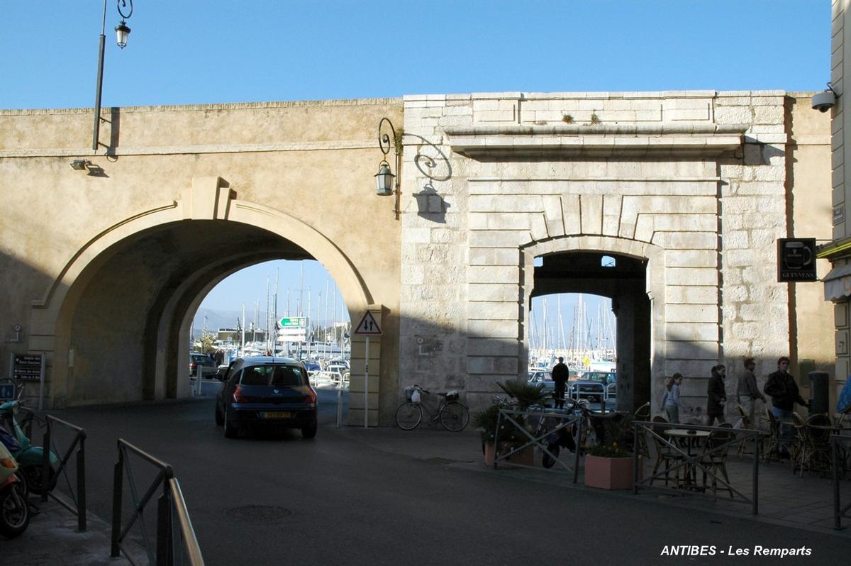 ANTIBES (06, Alpes-Maritimes) – « La Courtine », la Porte Marine, côté Ville 