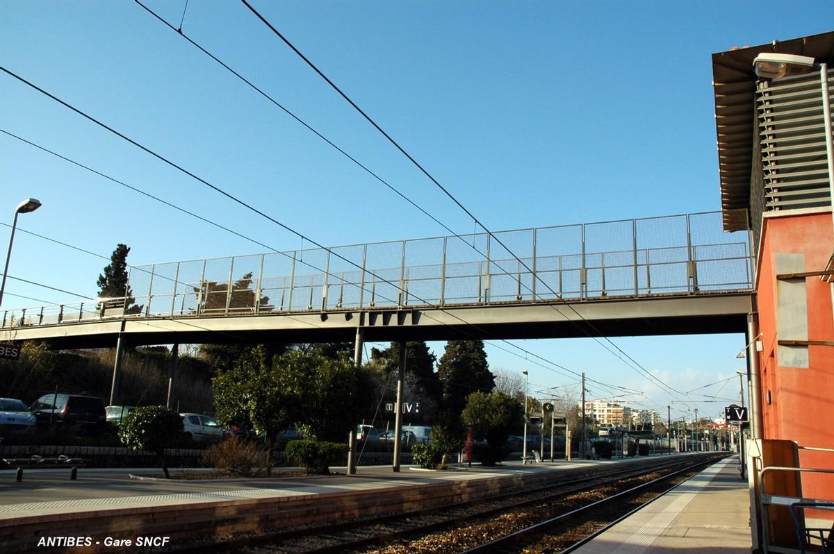 ANTIBES (06, Alpes-Maritimes) – Gare SNCF, passerelle piétons 