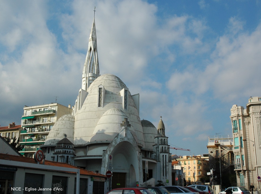 Fiche média no. 56297 NICE (06, Alpes-Maritimes) – Eglise Jeanne d'Arc, classée Monument Historique en 1992. Eglise à coupoles construite de 1926 à 1933, architecte Jacques DROZ