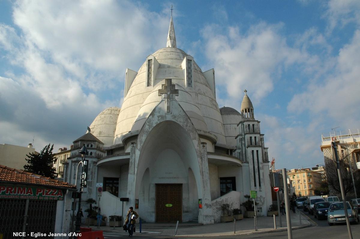 Fiche média no. 56299 NICE (06, Alpes-Maritimes) – Eglise Jeanne d'Arc, classée Monument Historique en 1992. Eglise à coupoles construite de 1926 à 1933, architecte Jacques DROZ