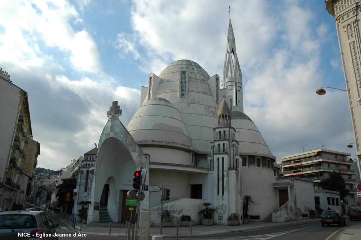 Fiche média no. 56300 NICE (06, Alpes-Maritimes) – Eglise Jeanne d'Arc, classée Monument Historique en 1992. Eglise à coupoles construite de 1926 à 1933, architecte Jacques DROZ