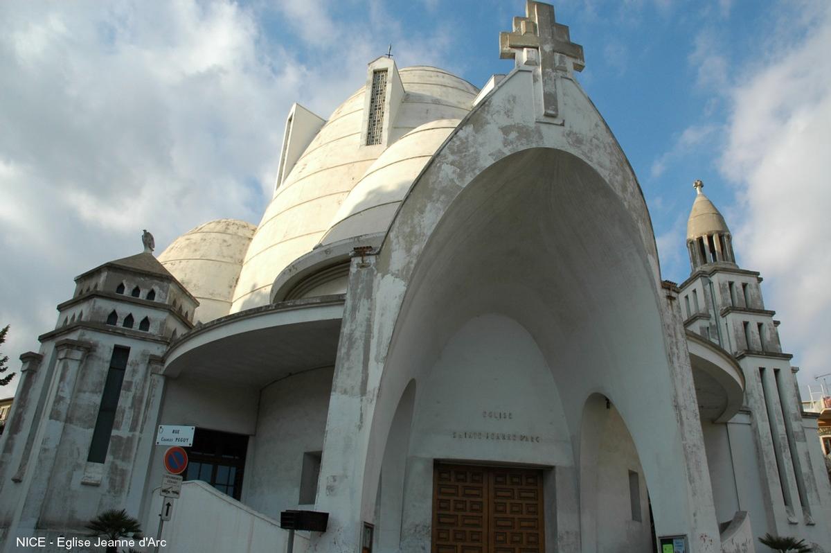 Fiche média no. 56304 NICE (06, Alpes-Maritimes) – Eglise Jeanne d'Arc, classée Monument Historique en 1992. Eglise à coupoles construite de 1926 à 1933, architecte Jacques DROZ