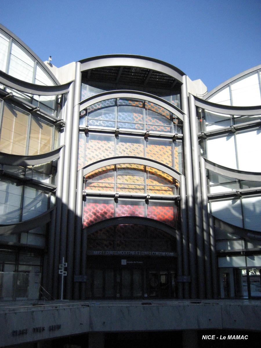NICE – Musée d'Art Moderne et d'Art Contemporain, façades intérieures sur la place Yves Klein 