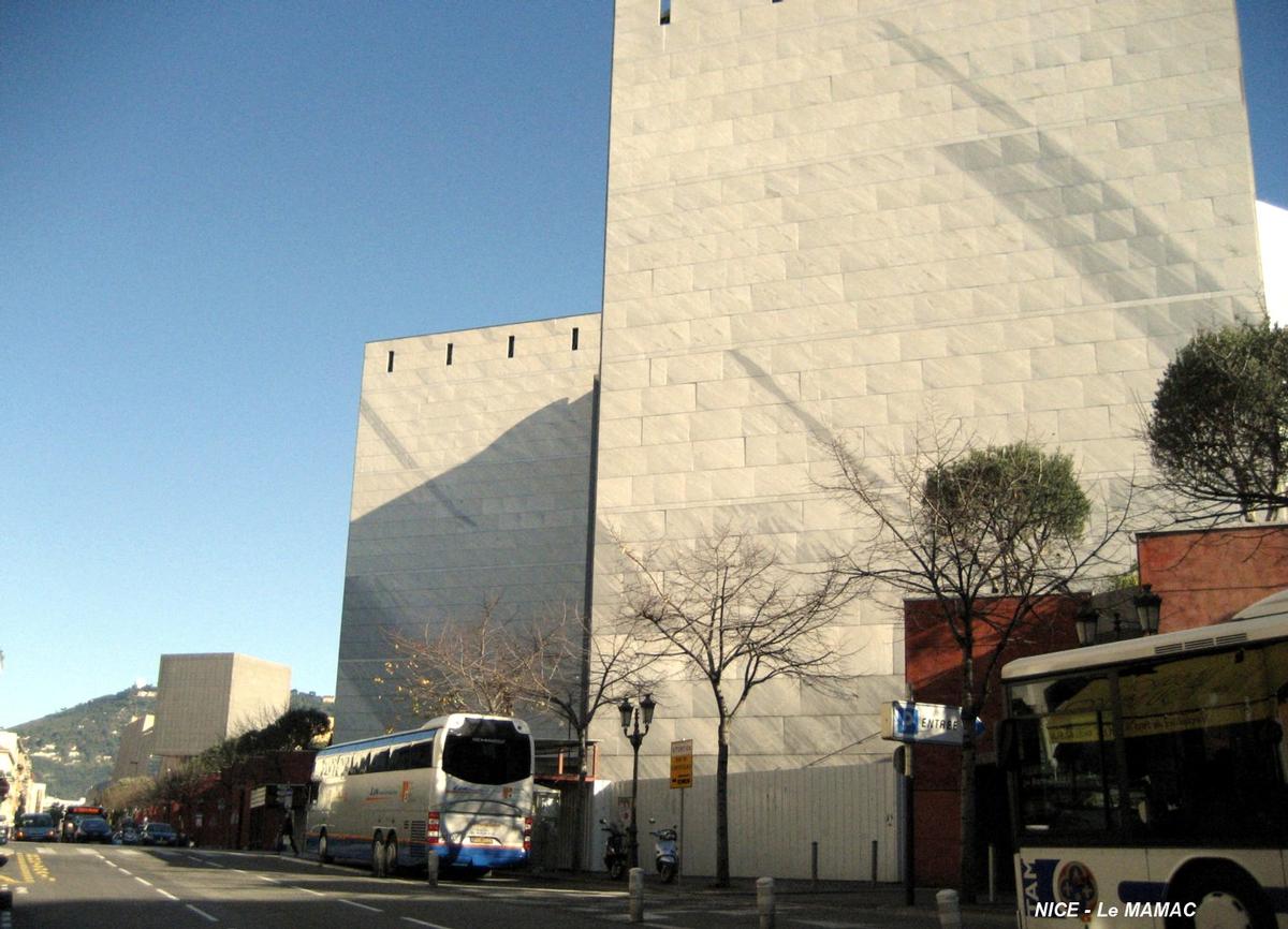 NICE – Musée d'Art Moderne et d'Art Contemporain, façades sur l'avenue Saint-Jean-Baptiste 